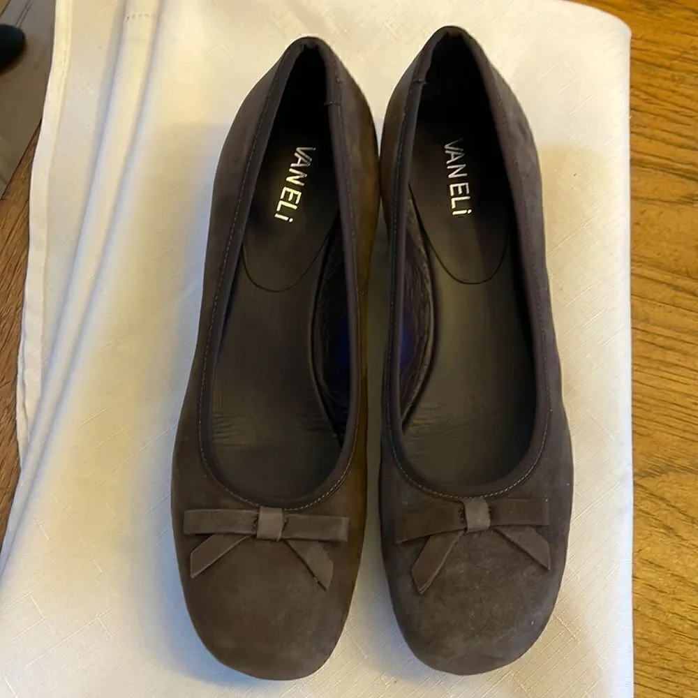 VANELLI BROWN SUEDE BOW LOW WEDGE SHOES.  NEW